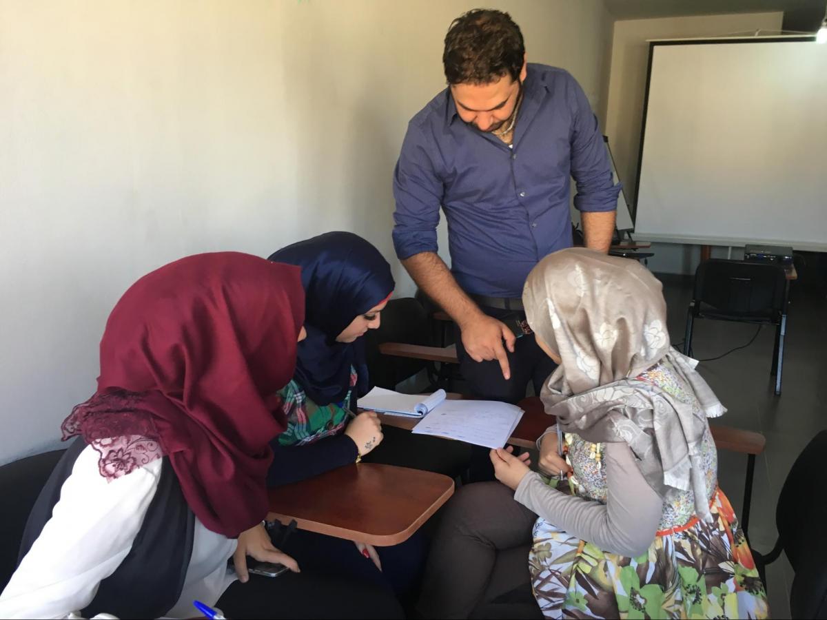 NDI trainer Mohammad Chaaban helps guide the discussion and provides best options to consider. 