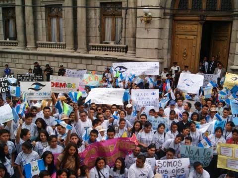 The DEMOS network participates in an observation rally in front of the Guatemalan Congress.