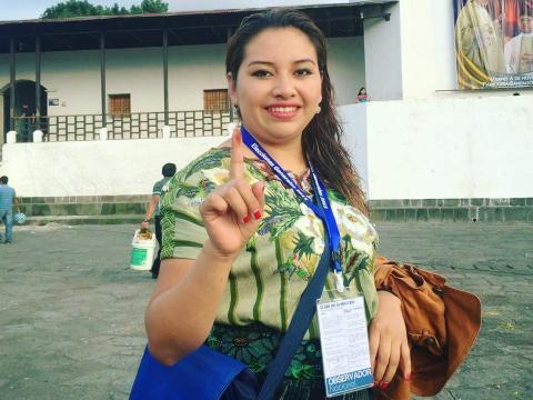 A member of the Mirador observation network votes. Photo credit: Rosanda Pacay