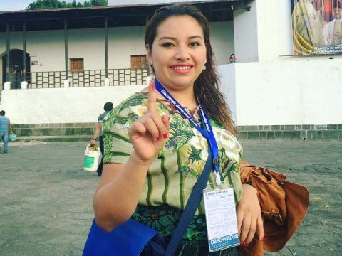 A member of the Mirador observation network votes. Photo credit: Rosanda Pacay