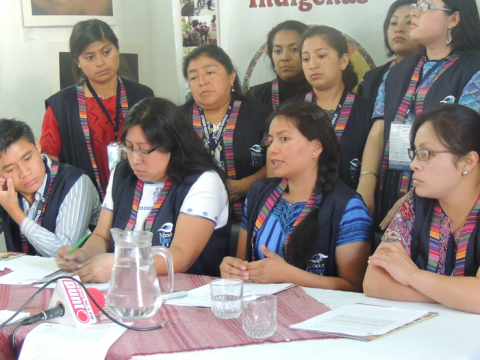 Anixh y su equipo celebran una rueda de prensa sobre la participación de indígenas y jóvenes en las elecciones.