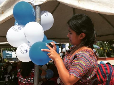 Una mujer ixil se prepara para una actividad como parte de la misión de observación electoral. 